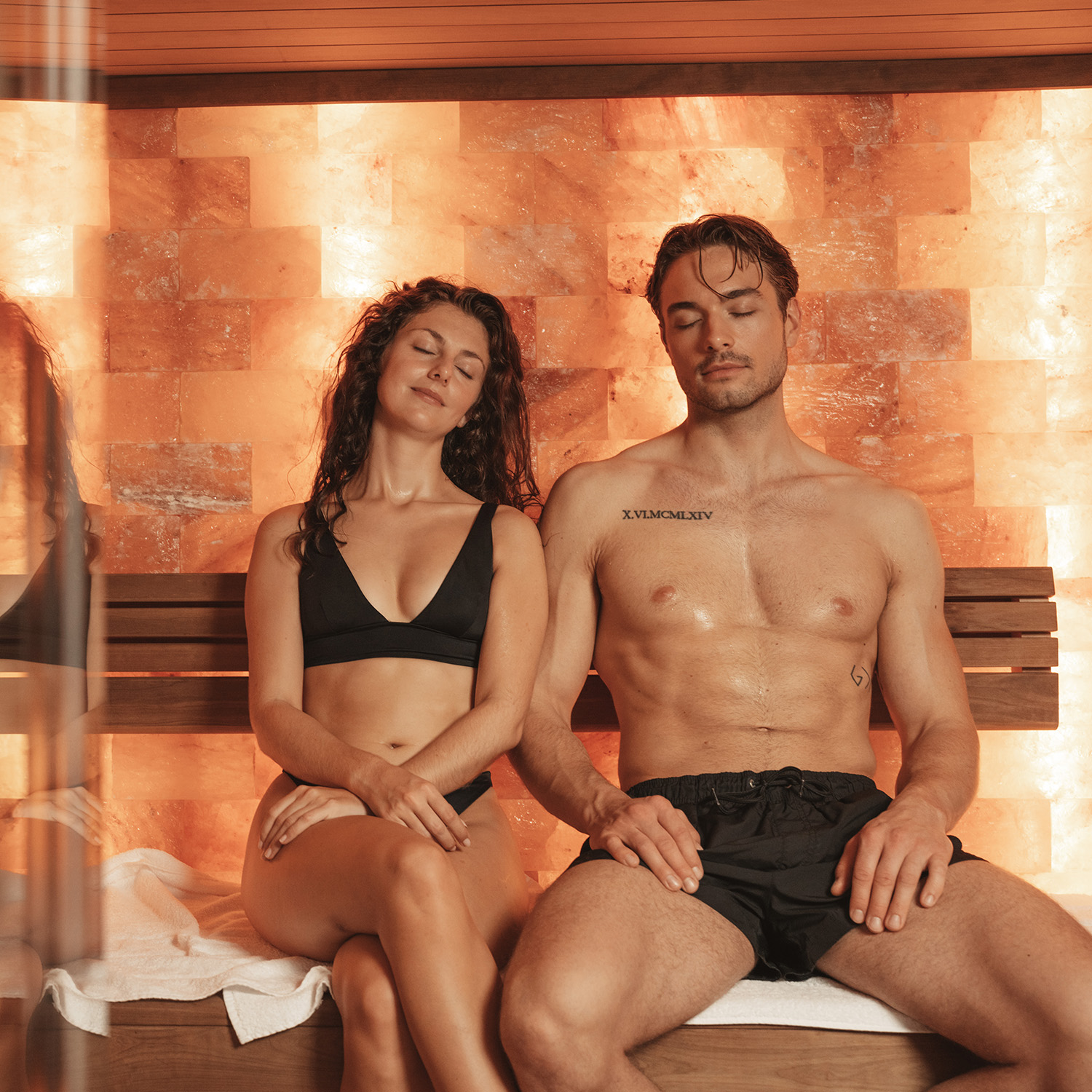 Zwei Personen, Weiblich und männlich entspannen in einer Sauna