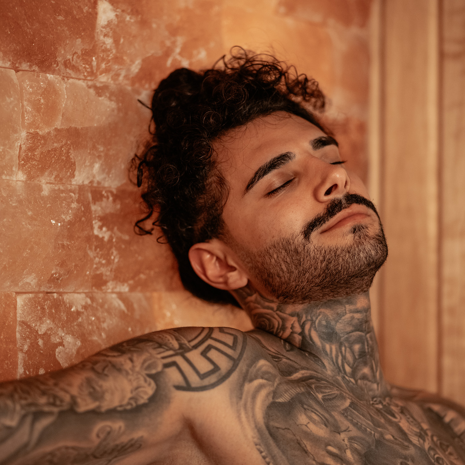 Mann entspannt in Sauna