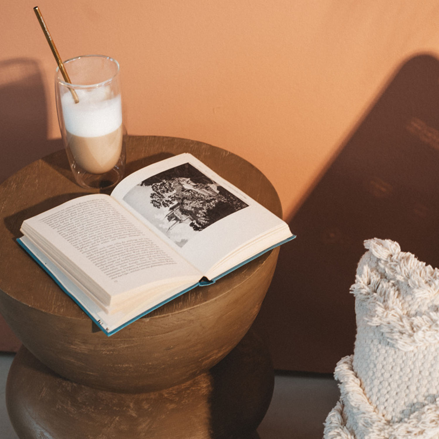 Kaffe mit einem Buch auf einem Tisch