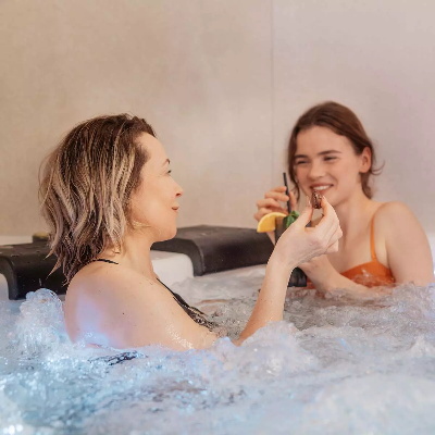 mywellness-mutter-und-tochter-essen-im-whirlpool