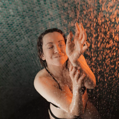 mywellness-regendusche-frau-entspannt-mit-sunshower