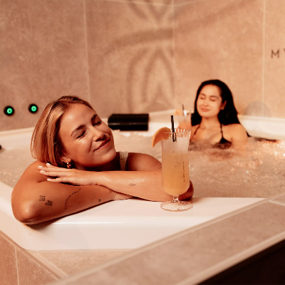 mywellness-wuppertal-barmen-zwei-frauen-entspannen-im-whirlpool