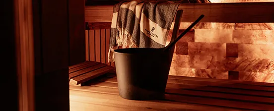 mywellness-saunaaufguss-in-der-sauna-im-saunaeimer