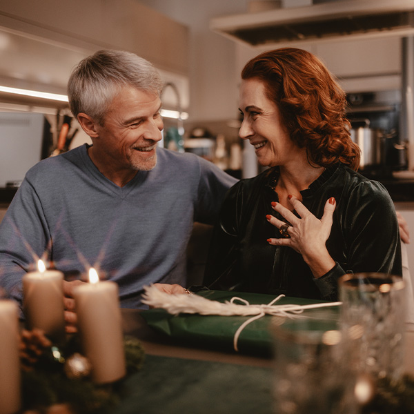 Frau erhält einen Gutschein zu Weihnachten