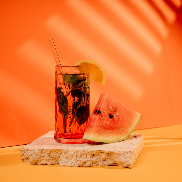 MyWellness homemade Lemonade Produktbild mit geviertelter Scheibe Wassermelone