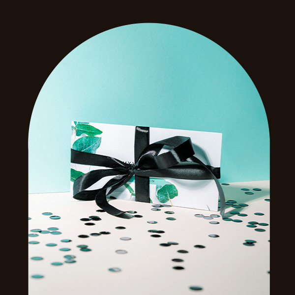 Gutschein-mit-schwarzen-Konfetti