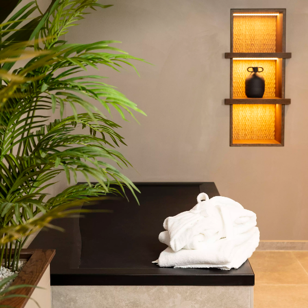 ruhebereich-mit-massageliege-und-wanddeko-mywellness-duisburg