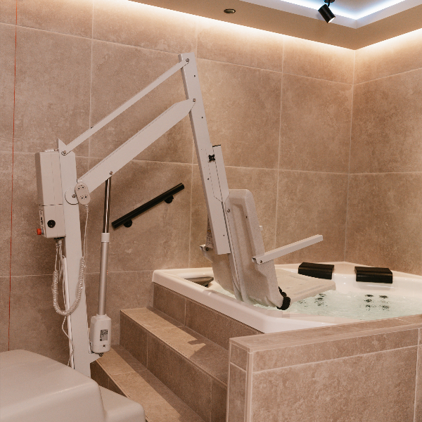Barrierefreie Suite im MyWellness Day Spa: Whirlpool mit elektrischem Lifter für rollstuhlgerechten Einstieg