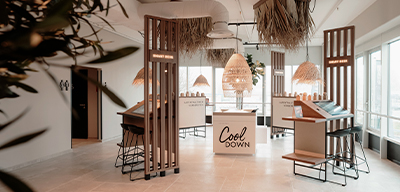 Cool Down Bereich im MyWellness Mannheim mit Holzelementen und Strohdekoration