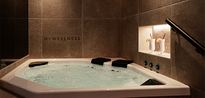 Whirlpool mit Getränkenische und MyWellness-Schriftzug im Spa Mannheim