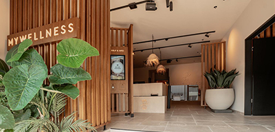 Empfangsbereich des MyWellness Day Spa Münster mit Holzlamellen und Tresen