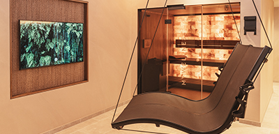 Hängeliege mit Blick auf Salzsteinsauna und Wandbild im MyWellness Münster