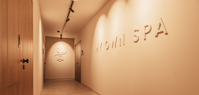 Eingangsflur im MyWellness Münster mit My Own Spa Schriftzug und Holztüren