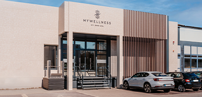MyWellness Day Spa Münster – Außenansicht mit Holzlamellen-Fassade und Eingang