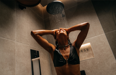 Frau genießt die Regendusche in der MyWellness Suite