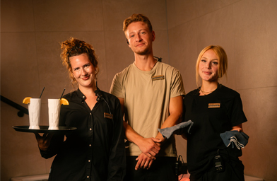 MyWellness Team – drei Mitarbeitende in Uniform im Spa-Bereich