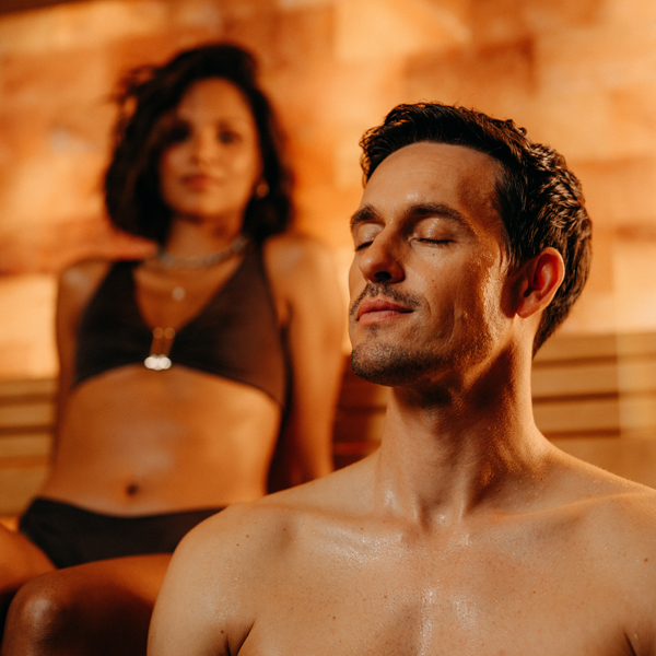 Pärchen entspannt mit geschlossenen Augen in der Sauna bei MyWellness