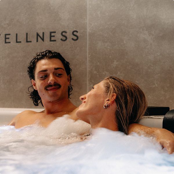 Pärchen entspannt gemeinsam im Whirlpool bei MyWellness