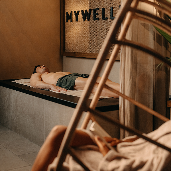 Mann liegt entspannt auf einer Hydrojet-Massageliege im MyWellness Spa